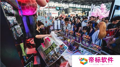 巨大魔龙吸引玩家排队，这款联机游戏真就那么值得试玩？