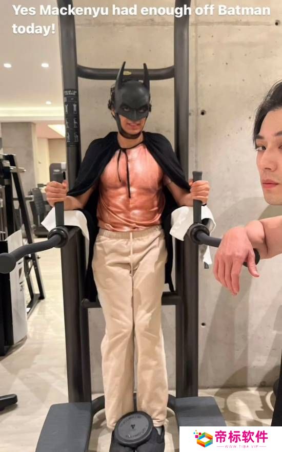 海贼王真人版路飞演员万圣节照：这蝙蝠侠有点哲学