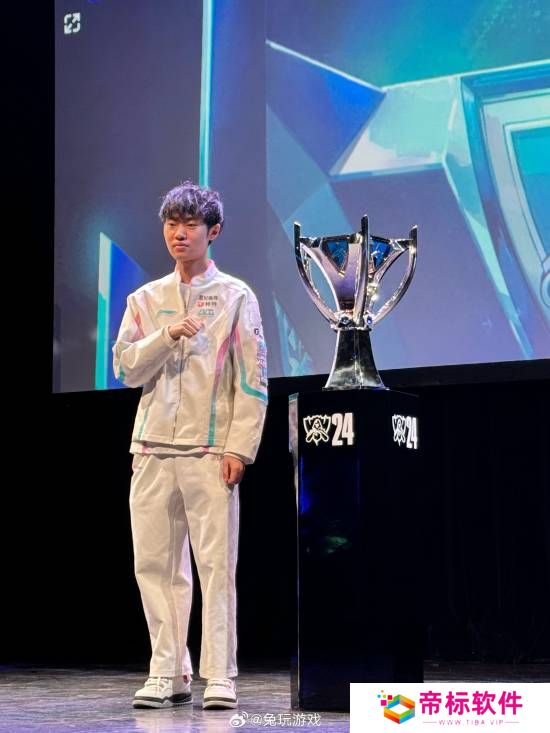 BLG成员与冠军奖杯合影 Bin：我们会3比0获胜！