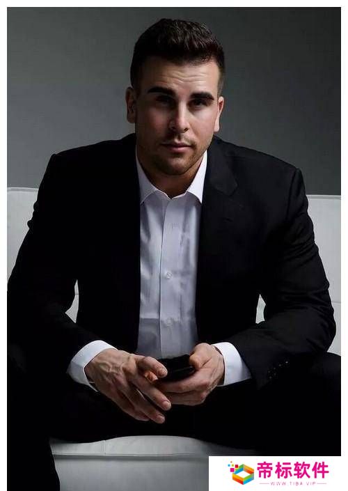 美式幽默：美国顺直男装跨性别5个月 以男性形象回归