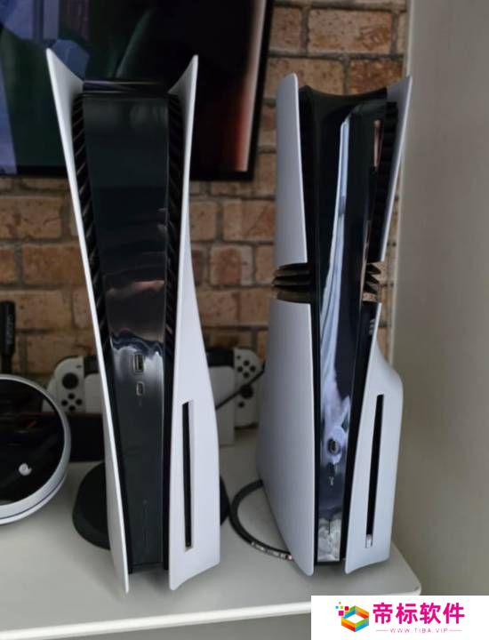 PS5 Pro和初版PS5对比：整体小了一圈