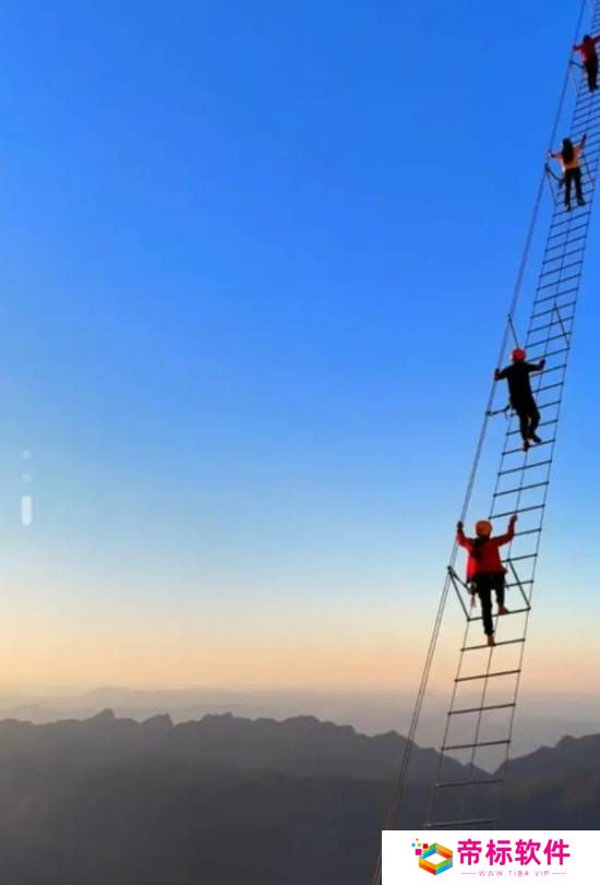 张家界推出悬崖天梯攀爬项目：落差近1500米 游客直呼腿软